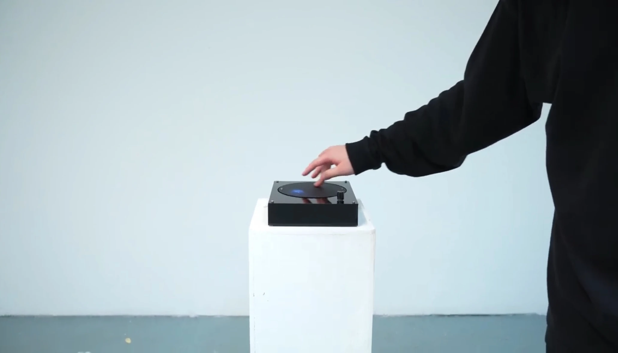 Hum Doom — installation interaction